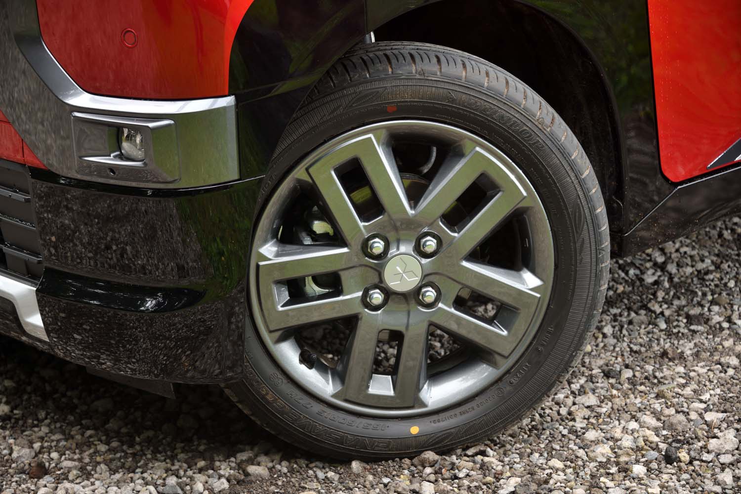 4WDモデルは165/60R15の大径タイヤを装備。これで最低地上高を稼いでいる。