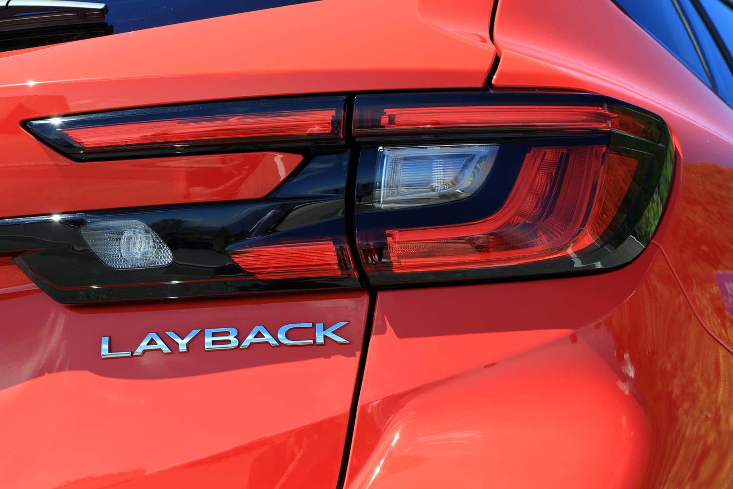 車名のレイバック（LAYBACK）とは、英語で「くつろぐ」や「ゆったり」「リラックスできる」という意味の「laid back」をもとにした造語だ。