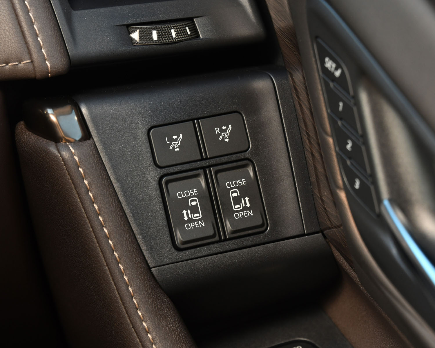 運転席のドアアームレストには、スライドドアの開閉スイッチと2列目シートの背もたれやオットマンを自動でデフォルト位置に戻すスイッチが備わっている。