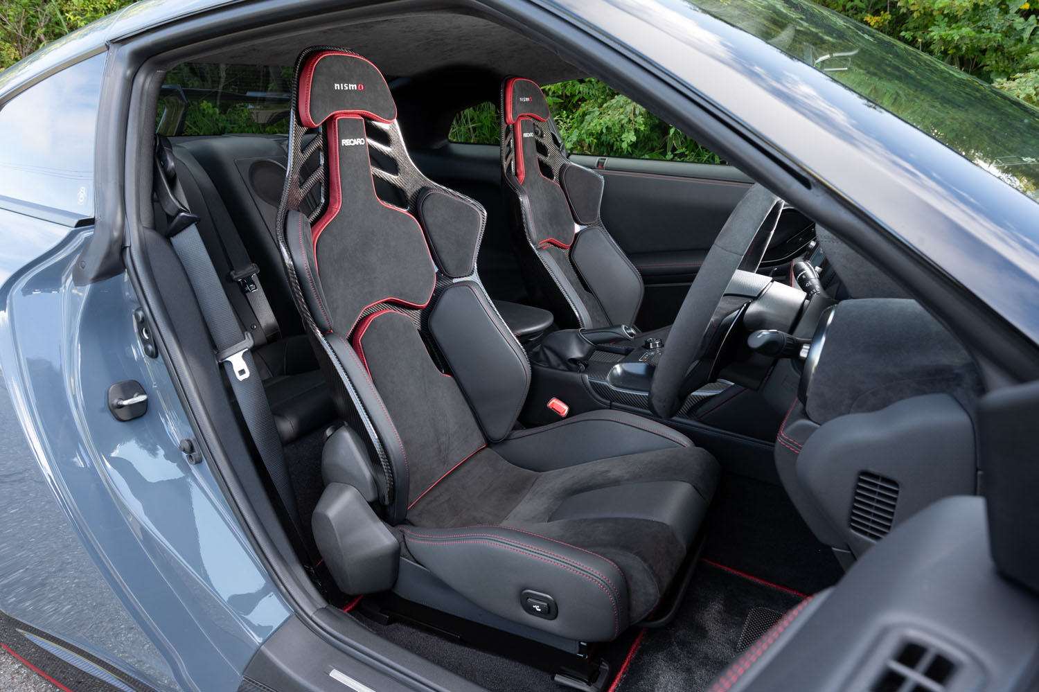RECARO製のカーボンスポーツシートは剛性とホールド性を大幅に強化したという新デザイン。こう見えてシートバックの調整は電動式。
