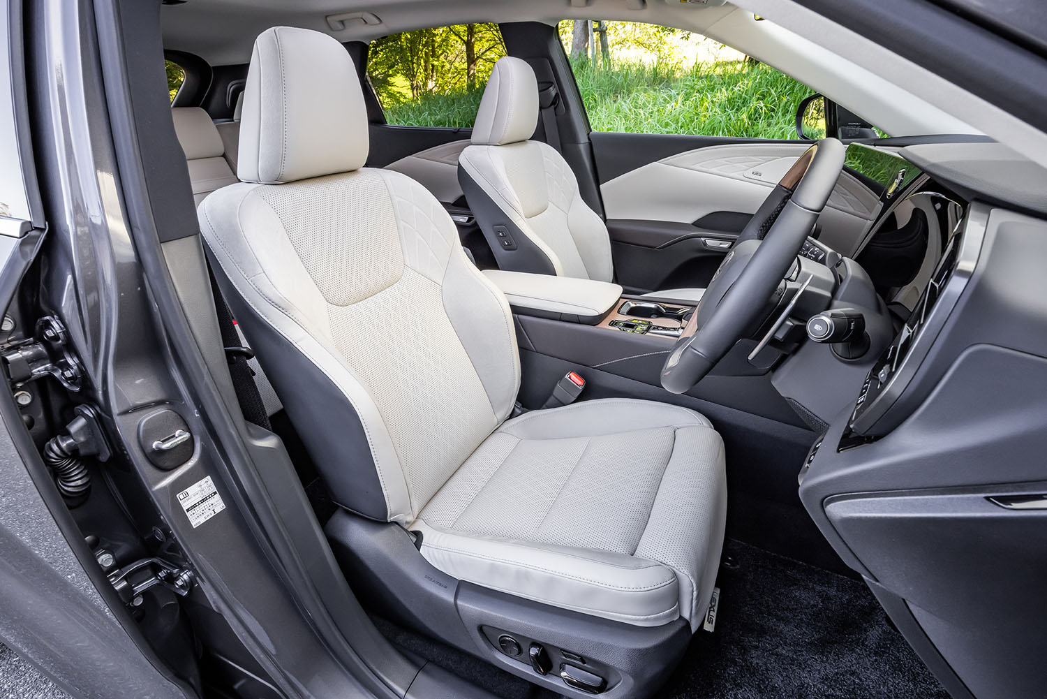 「RX350h“バージョンL”」のフロントシート。オートエアコンと連動し、シートヒーターやシートベンチレーション、ステアリングヒーターを自動制御する「レクサスクライメイトコンシェルジュ」が標準装備となる。