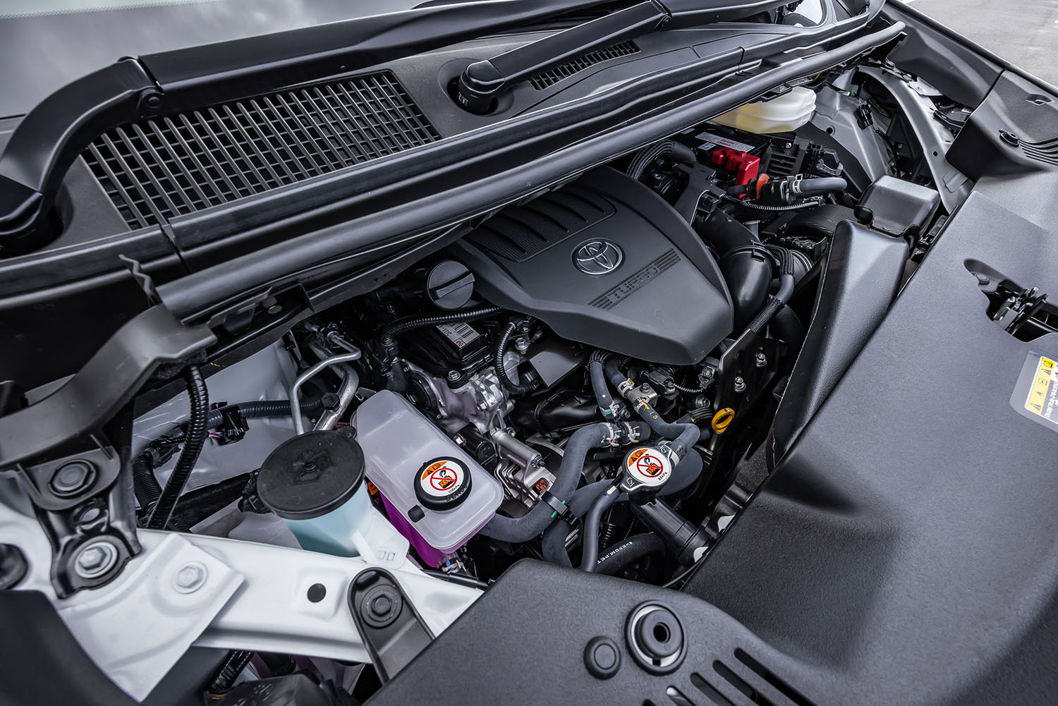 従来型の3.5リッターV6エンジンにかわる2.4リッター直4ターボエンジン「T24A-FTS」を、8段ATとの組み合わせで採用。最高出力279PS、最大トルク430N・mを発生する。ハイオクガソリン指定で、WLTCモード燃費値は10.3km/リッター。