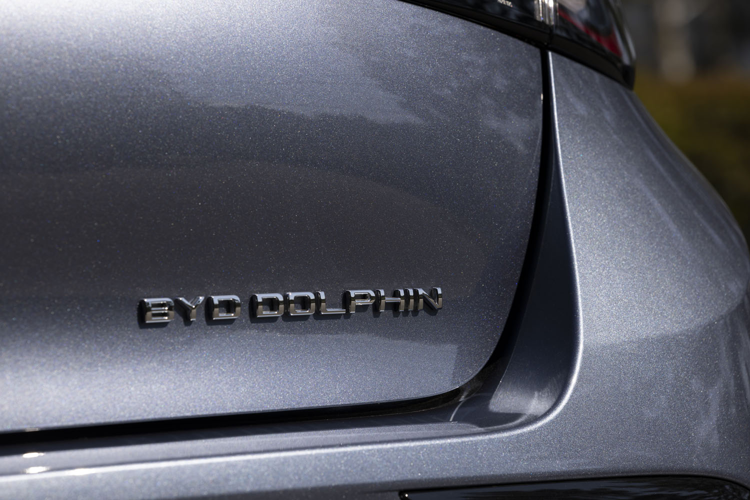 リアに貼られた「BYD DOLPHIN」のバッジ。ブランド名と車名がセットになっているバッジは意外に少ない、
