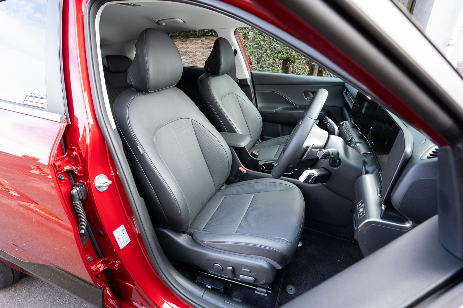 フロントシートは車格を超越した立派なサイズ。充電中に車内で休めるよう水平近くにまでリクライニングできる。