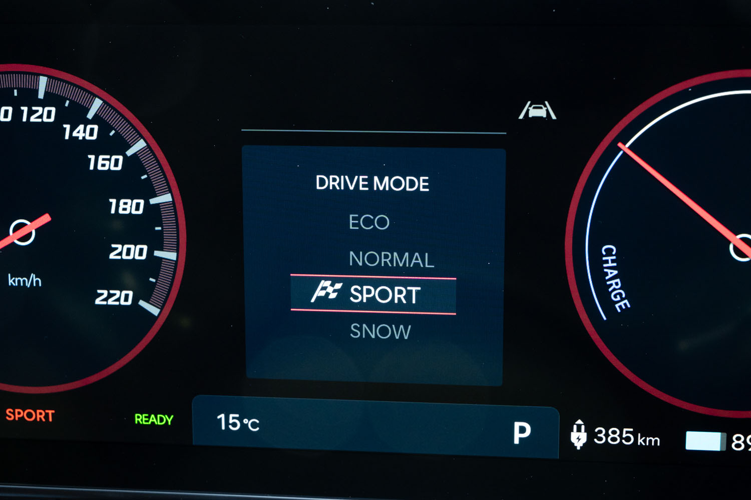 ドライブモードは「エコ」「ノーマル」「スポーツ」「スノー」の全4種類。ノーマル以外のモードは日本向けにローカライズされている。