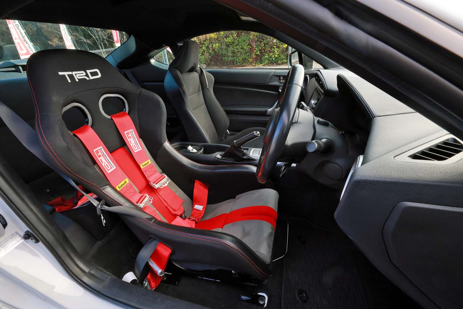 ドライバーの体をがっちりホールドするTRDバケットシートとサベルトの6点式シートベルト。2024年1月に発売される予定だ。