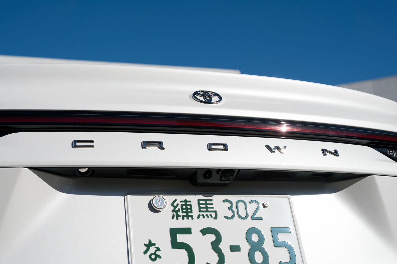 トヨタのエンブレムが小型化されているのが最新モデルに共通のポイント。「CROWN」ロゴのほうが視認性が高い。