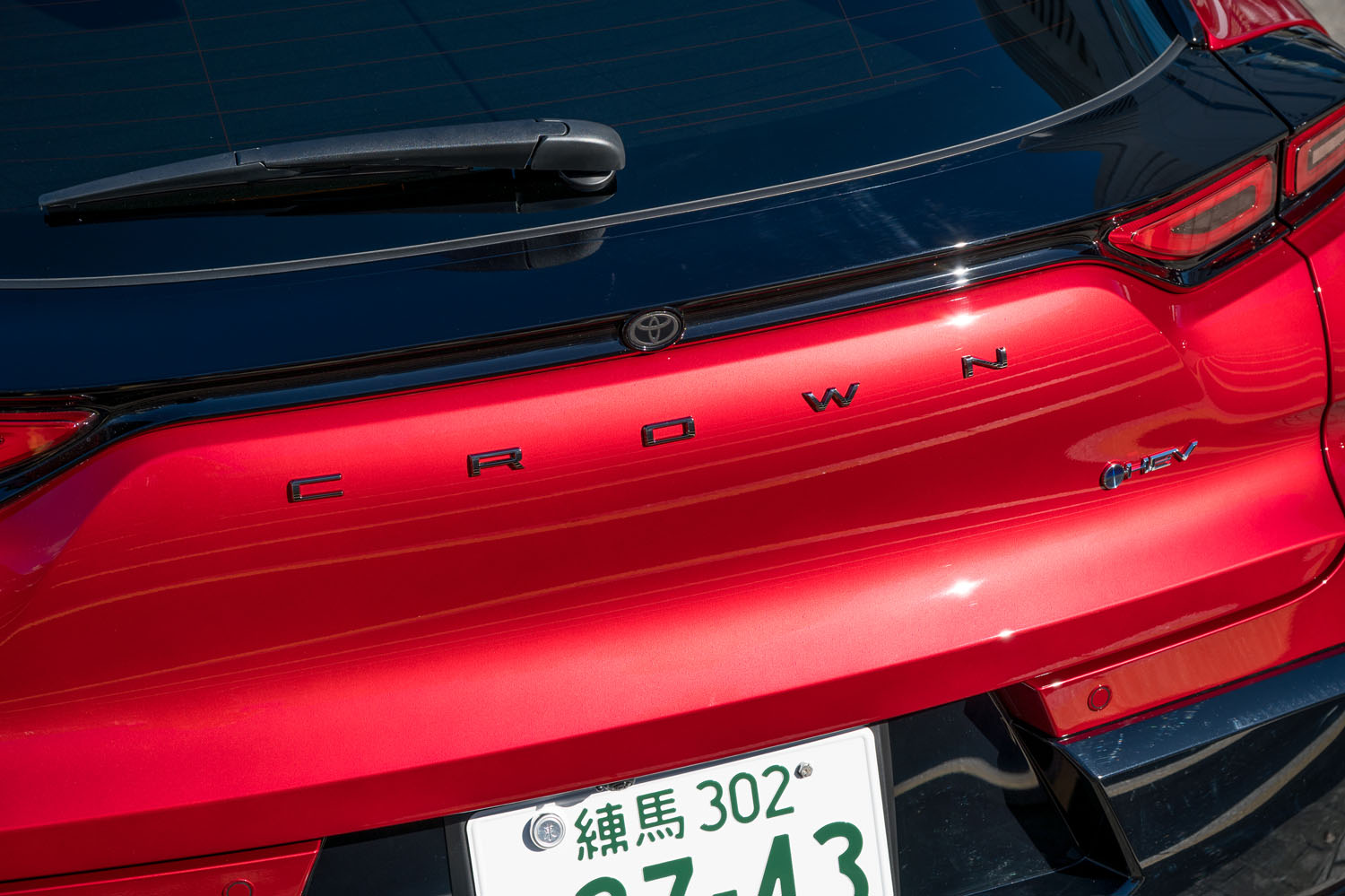 「クロスオーバー」ともども車名のバッジは「CROWN」のみ。「O」の上に極小サイズのトヨタエンブレムが備わっている。