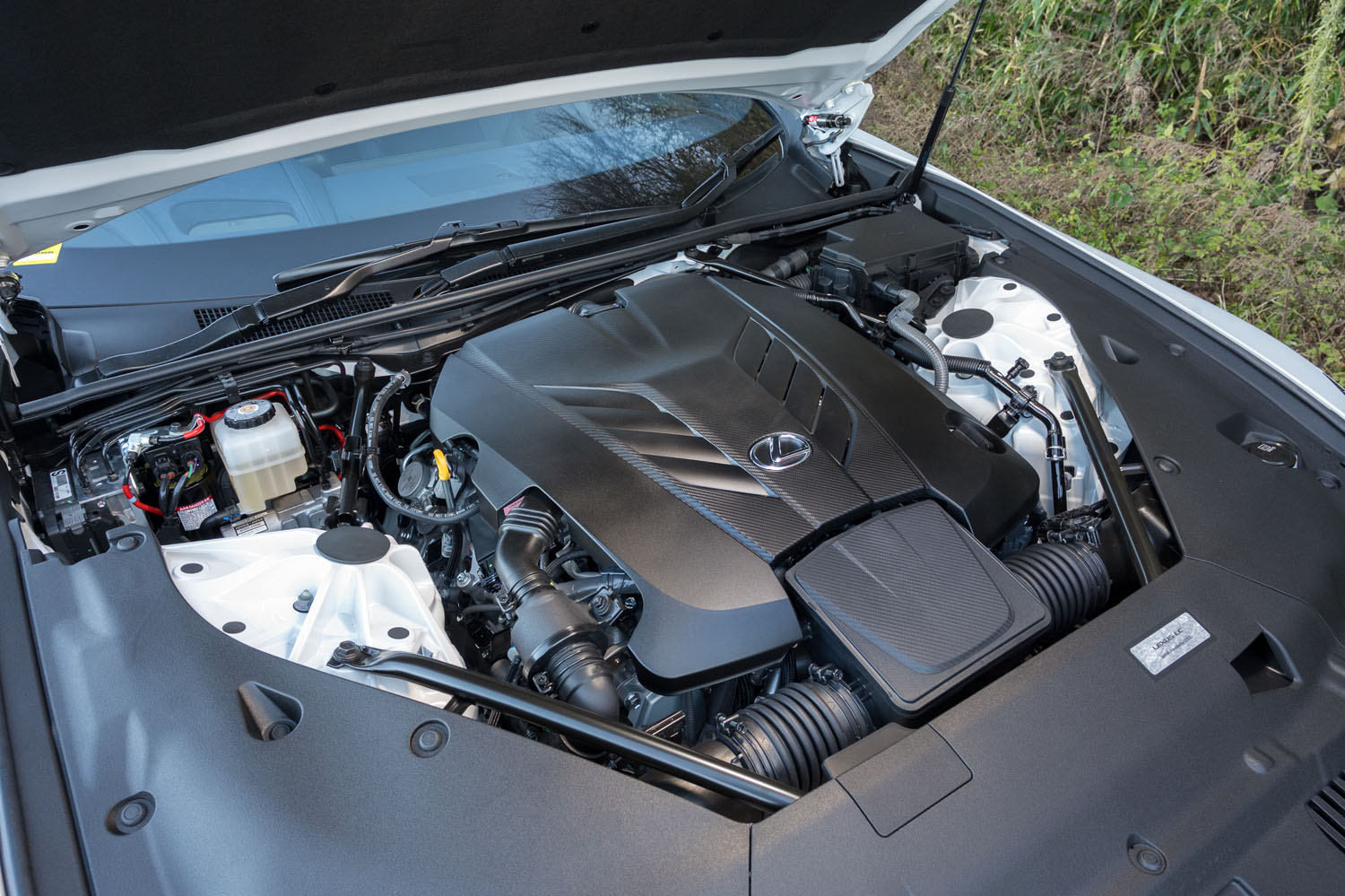 5リッターV8自然吸気エンジンは最高出力477PS、最大トルク540N・mを発生。“EDGE”には回転バランスどりとフリクション低減を図ったスペシャルユニットが積まれる。