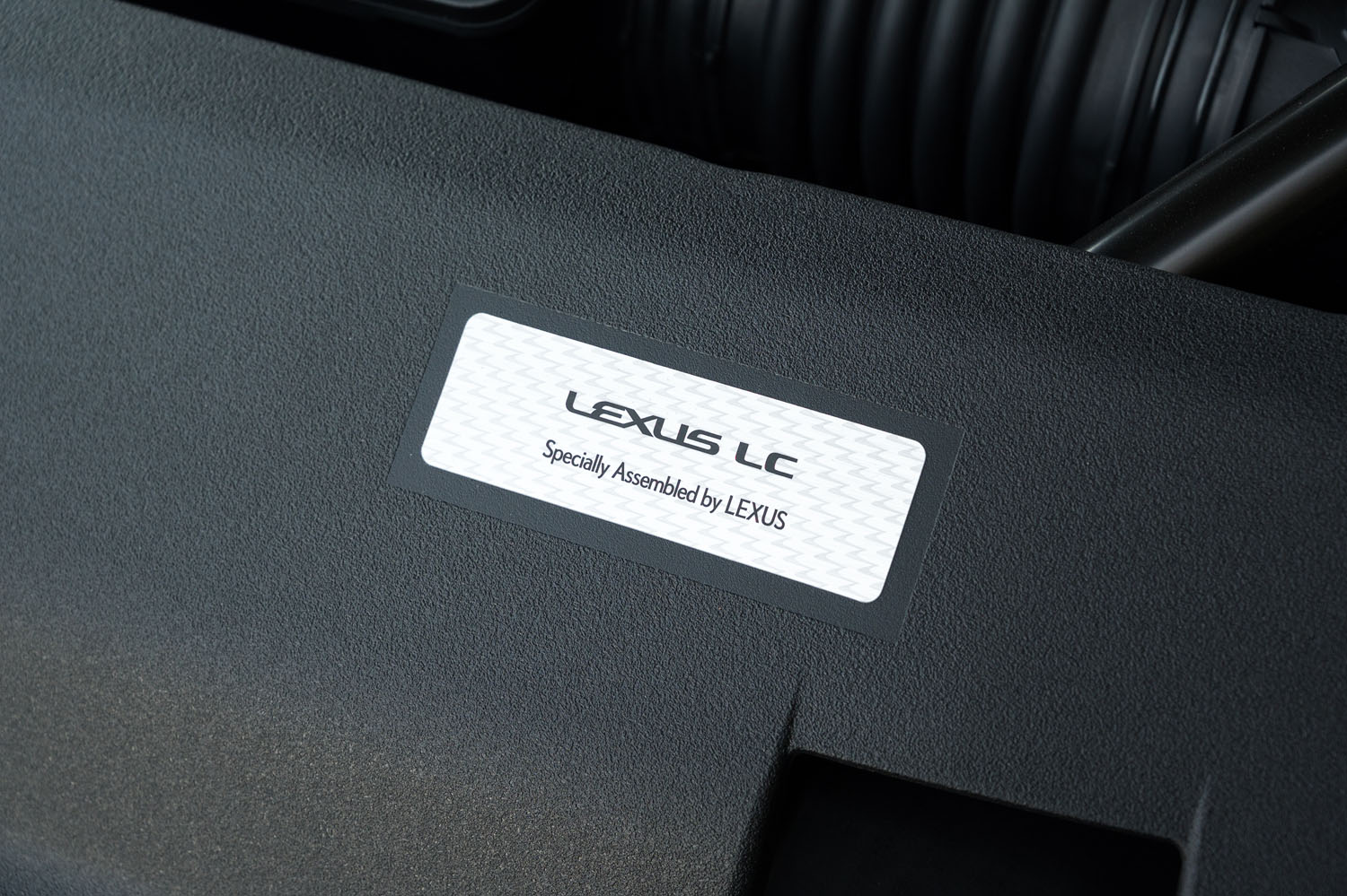 エンジンの前方には「Specially Assembled by LEXUS」と記されたプレートが貼られる。