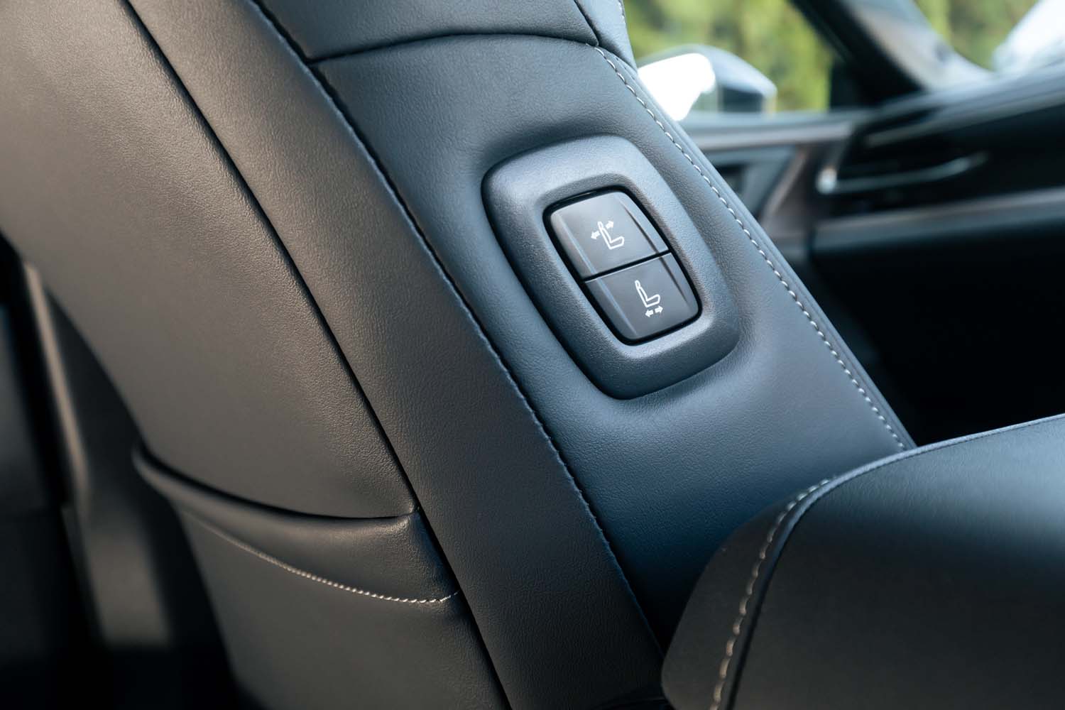 ショーファーカーとしての使用も想定された「クラウン セダン」には、後席側から助手席のシートポジションを動かせる「助手席肩口パワーシートスイッチ」が標準で備わっている。