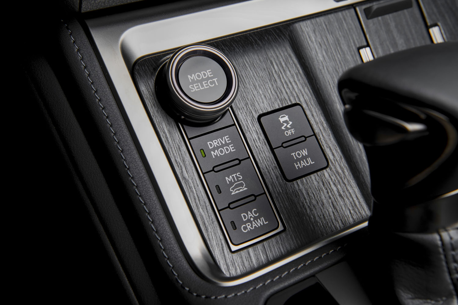 ドライブモードセレクターやクロールコントロールのスイッチはステアリングにほど近いポジションに備わっている。