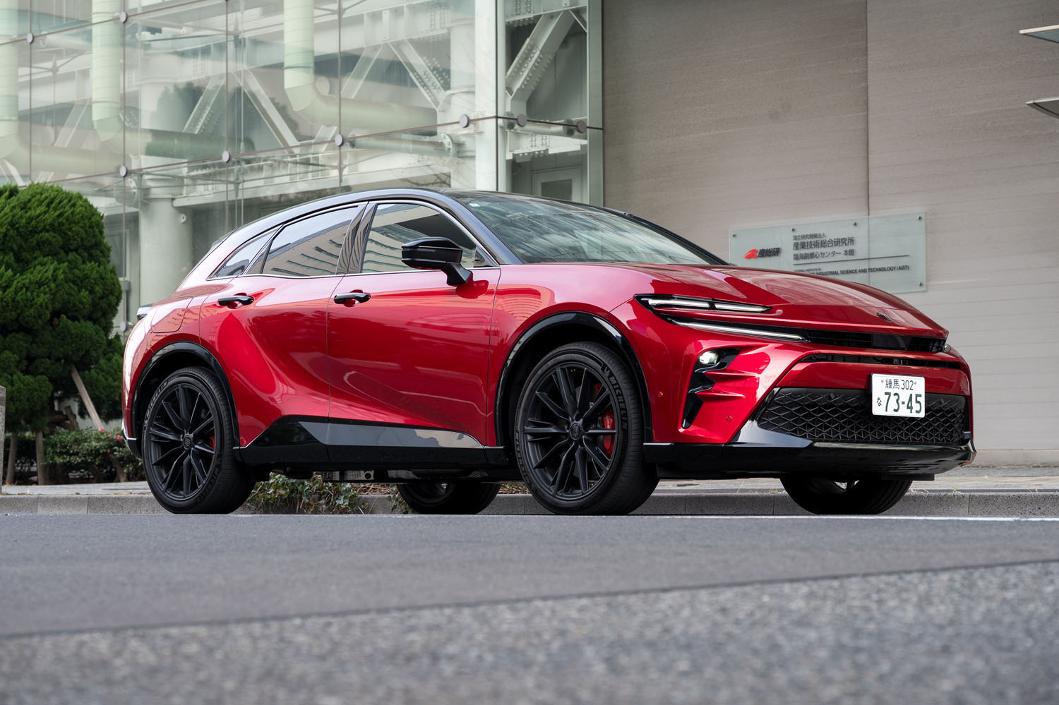 2023年12月に発売された「トヨタ・クラウン スポーツRS」。プラグインハイブリッド車はモノグレードで、車両本体価格は765万円。