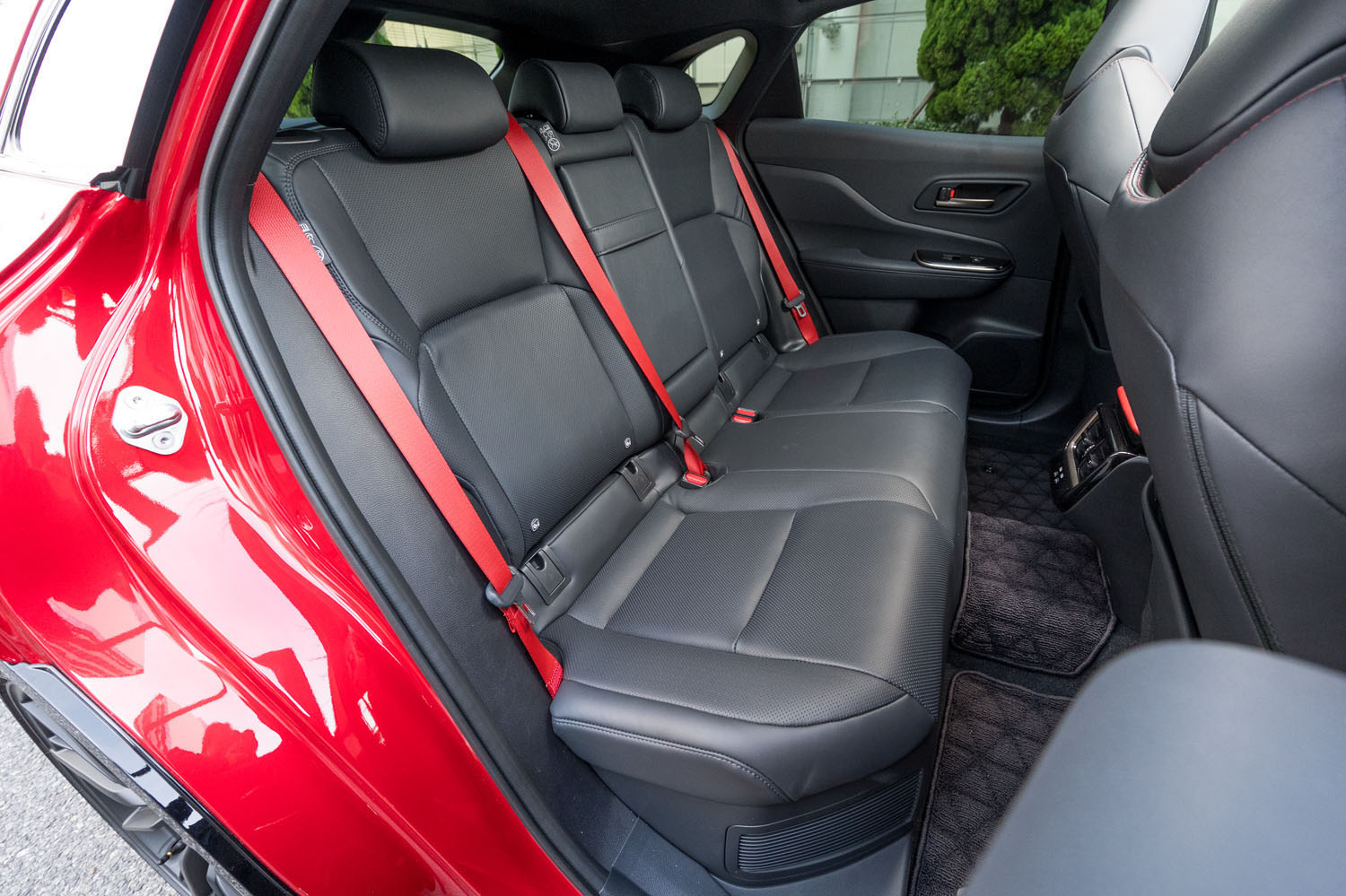 後席のつくりは「Z」と同じだが、内装に合わせて赤いシートベルトを装備する。