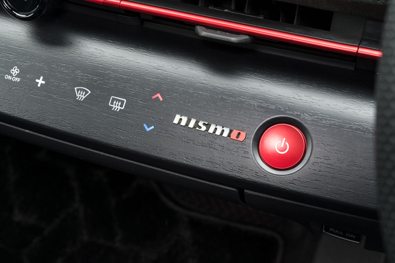 「NISMO」専用の赤いスタート／ストップスイッチのサイドに「nismo」バッジがはめ込まれる。