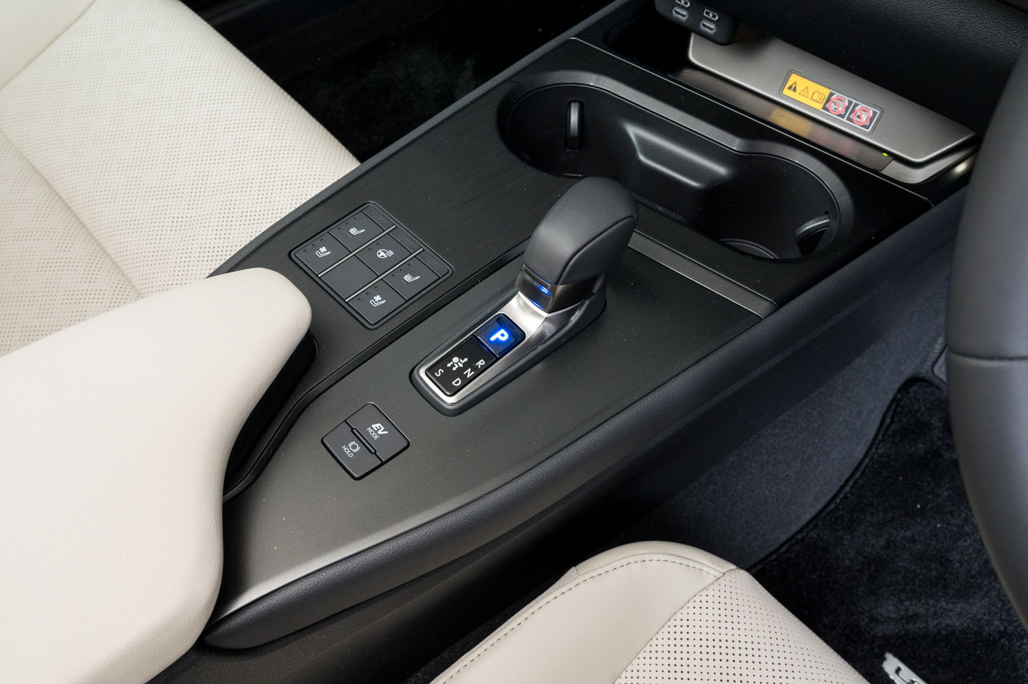 シフトセレクターは最新のトヨタ／レクサス各車と同じ電動制御式に変わった。