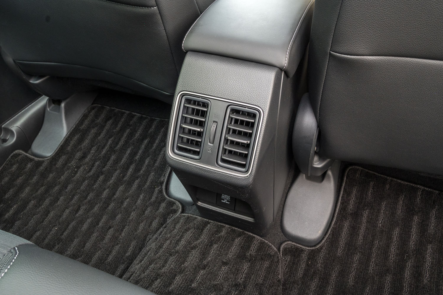 後席用にも吹き出し口があるのが「WR-V」の自慢のひとつらしい。ただし、エアコンは前席ですら左右独立制御ではないため、車内全体で同じ設定ということになる。