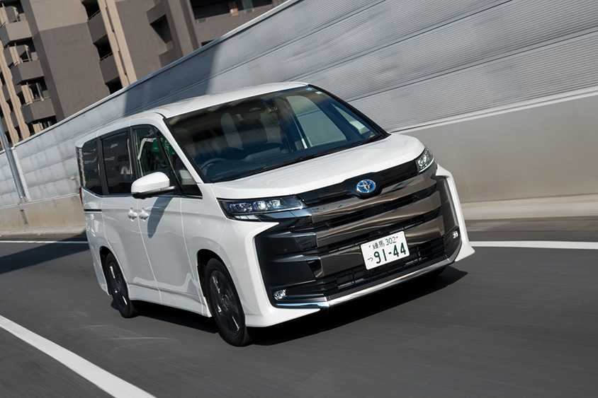 4代目「ノア」の走行シーン、R90W