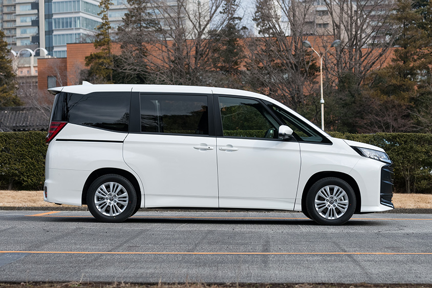 4代目「ノア」のサイドビュー R90W