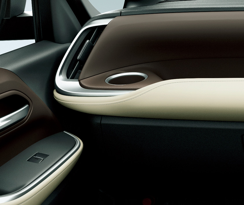 Zグレード　ダークブラウン内装＋ファブリックのシート