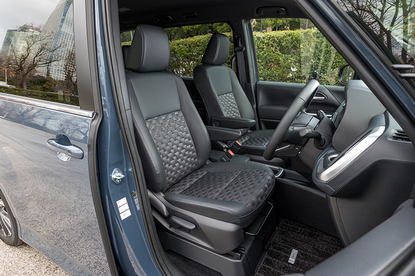 4代目ヴォクシー S-Z ハイブリッド車 運転席助手席　合成皮革＋ファブリック　(R90W)