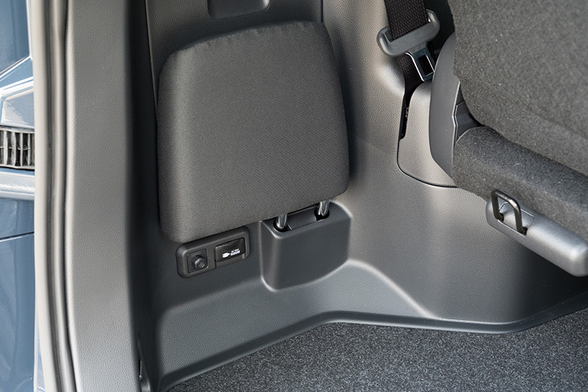4代目ノア／ヴォクシー サードシートはね上げ操作のポイント (R90W)