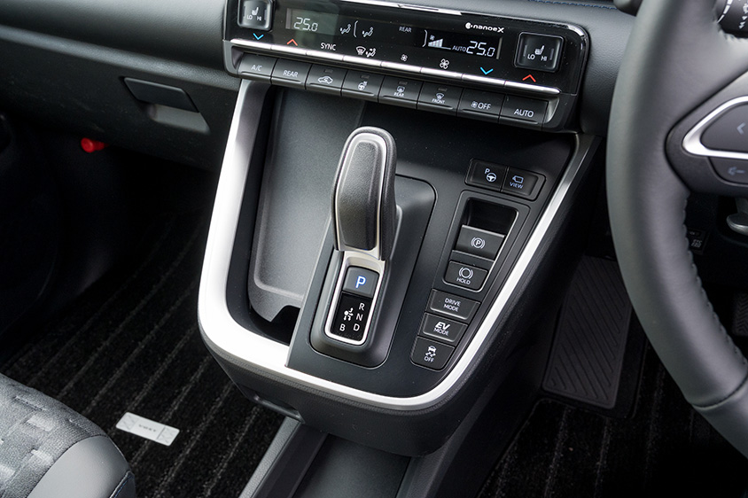 4代目ノア/ヴォクシーのシフト横小物入れ