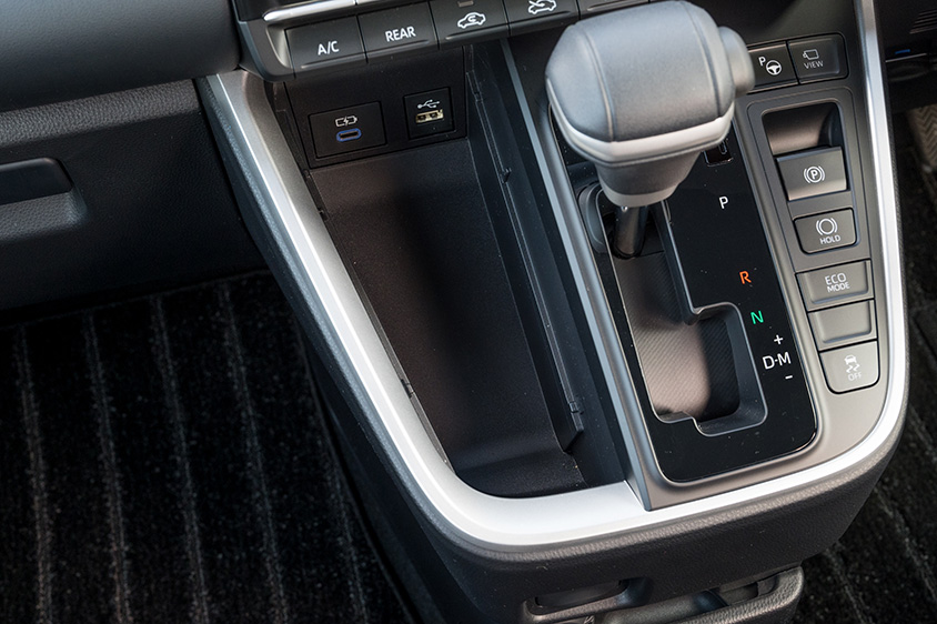 4代目ノア/ヴォクシーのシフト横小物入れ