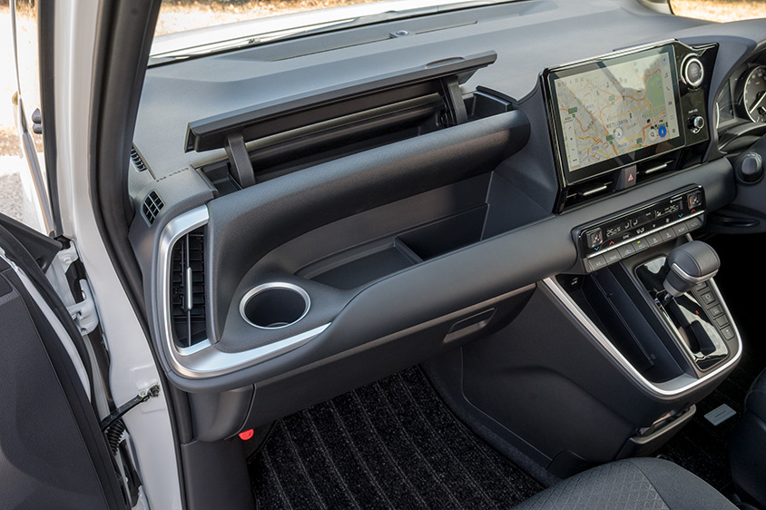 4代目ノア/ヴォクシーの助手席オープントレイおよび助手席アッパーボックス