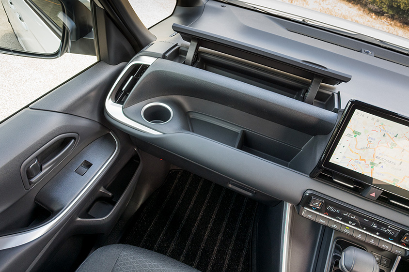 4代目ノア／ヴォクシーの助手席オープントレイおよび助手席アッパーボックス