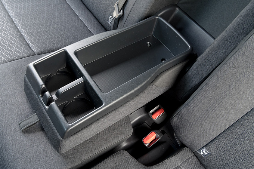 4代目ノア／ヴォクシーの格納式センターボックス（8人乗り仕様のセカンドシート）
