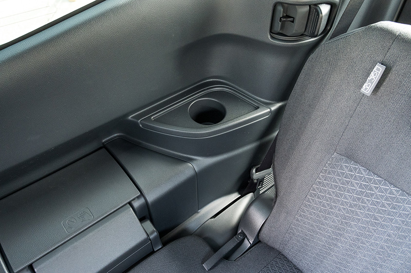 4代目ノア／ヴォクシーのデッキトリムボトルホルダー