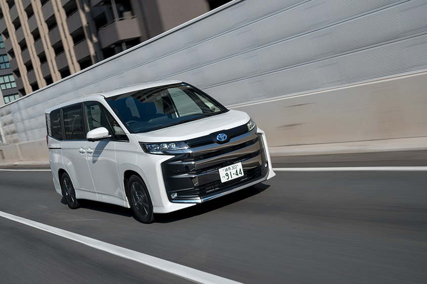 4代目ノアの走行シーン