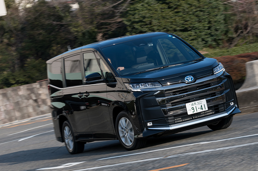 ノアS-Z〈7人乗り／4WD／グリッターブラックガラスフレーク）〉