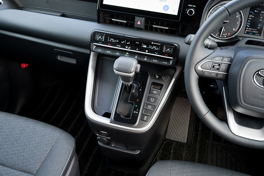 トヨタ ノアS-G〈8人乗り／ガソリン〉（シフトレバー周辺）