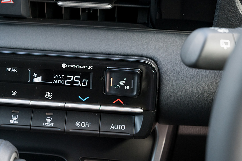 トヨタ ノアS-G〈8人乗り／ガソリン〉（エアコンパネル、シートヒーター）