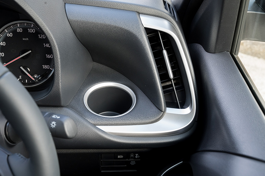 トヨタ ノアS-G〈8人乗り／ガソリン〉（フロントカップホルダー）