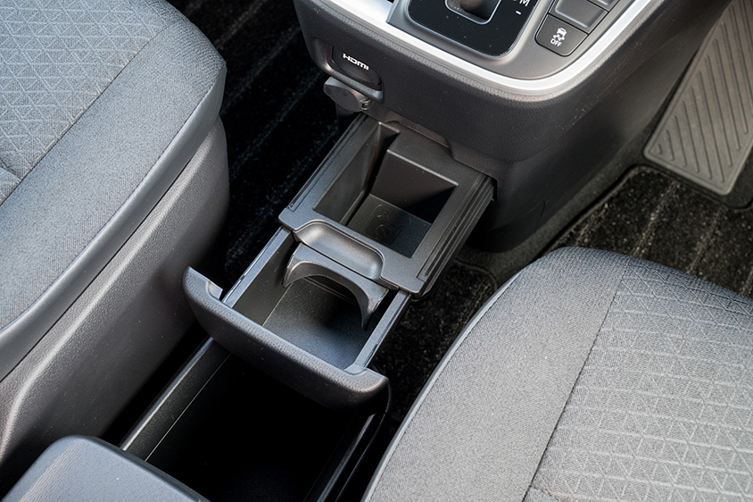 トヨタ ノアS-G〈8人乗り／ガソリン〉（2段階引き出し式センターホルダー）