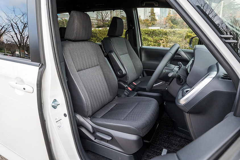 トヨタ ノアS-G〈8人乗り／ガソリン〉（運転席、助手席）