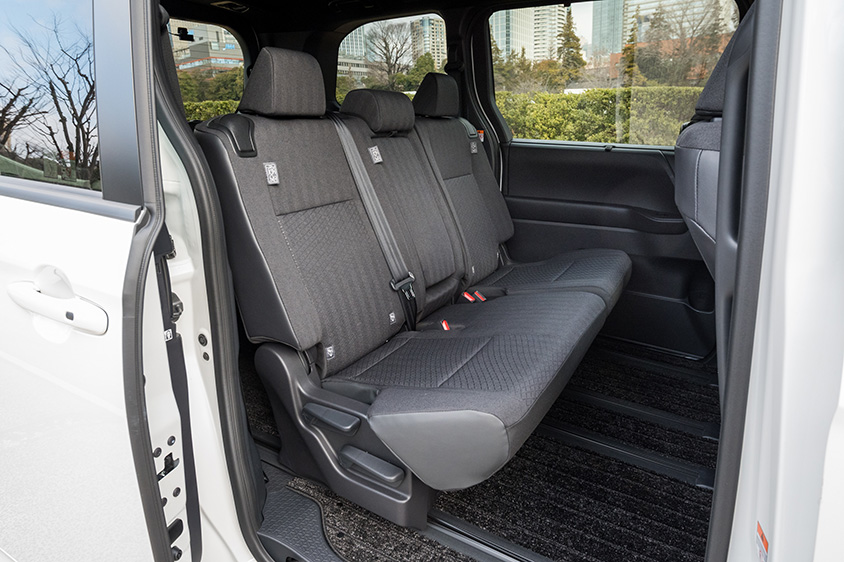 トヨタ ノアS-G〈8人乗り／ガソリン〉（2列目シート）
