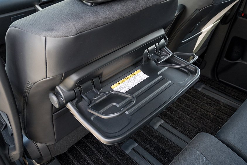 トヨタ ノアS-G〈8人乗り／ガソリン〉シートバックテーブル