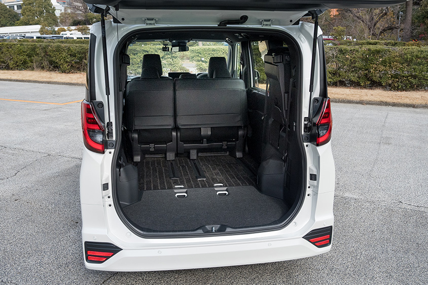トヨタ ノアS-G〈8人乗り／ガソリン〉（ラゲージスペース　2列目シートを前方移動）