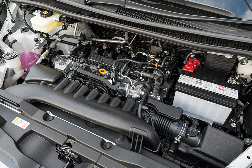 トヨタ ノアS-G〈8人乗り／ガソリン〉（エンジンルーム）