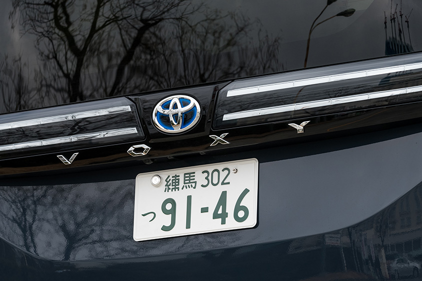 トヨタ ヴォクシーS-Z〈7人乗り／HEV／マッシブグレー〉（リアロゴ）