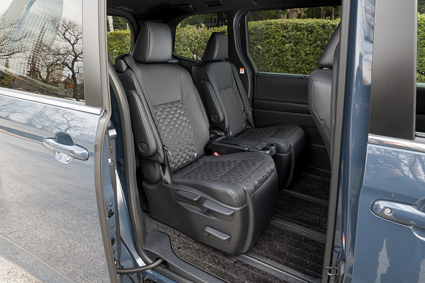 トヨタ ヴォクシーS-Z〈7人乗り／HEV／マッシブグレー〉（セカンドシート）