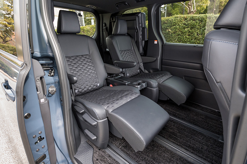 トヨタ ヴォクシーS-Z〈7人乗り／HEV／マッシブグレー〉（セカンドシートキャプテンシート）