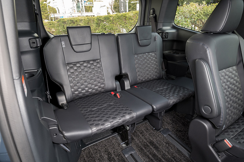 トヨタ ヴォクシーS-Z〈7人乗り／HEV／マッシブグレー〉（３列目シート）