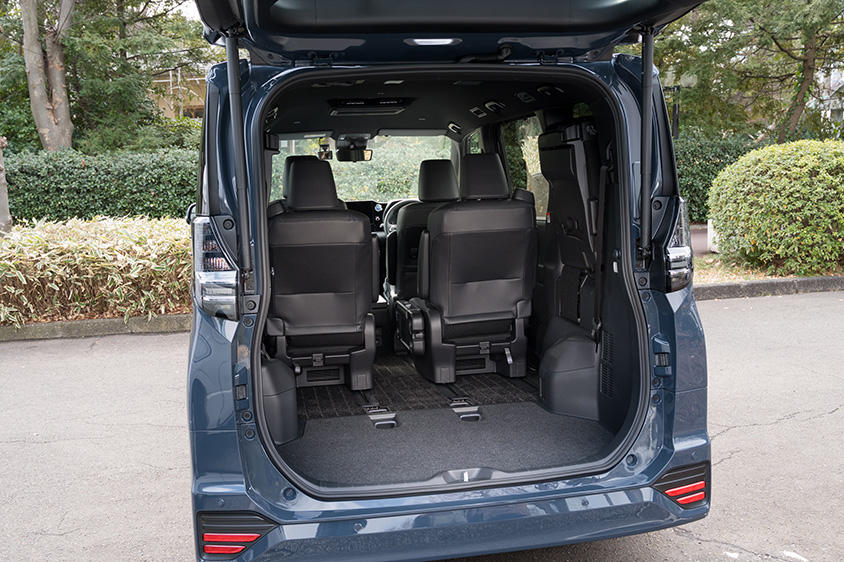 トヨタ ヴォクシーS-Z〈7人乗り／HEV／マッシブグレー〉（ラゲージスペース　３列目シート収納時）