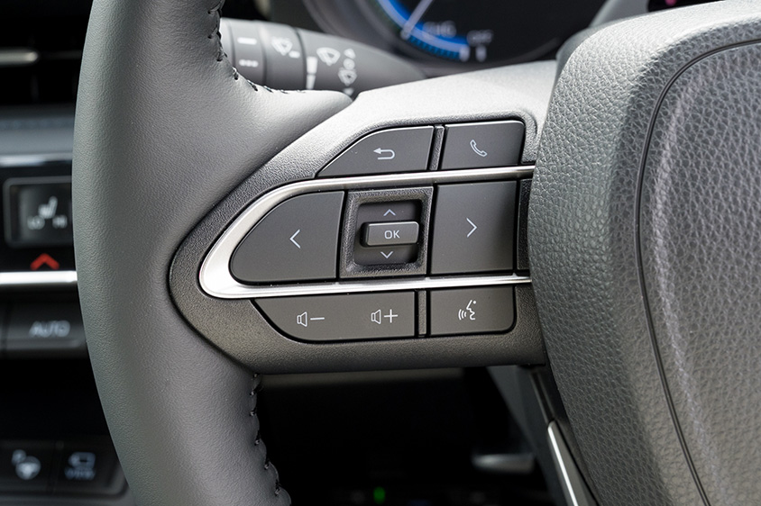 トヨタ ヴォクシーS-Z〈7人乗り／HEV／マッシブグレー〉（ステアリングスイッチ）