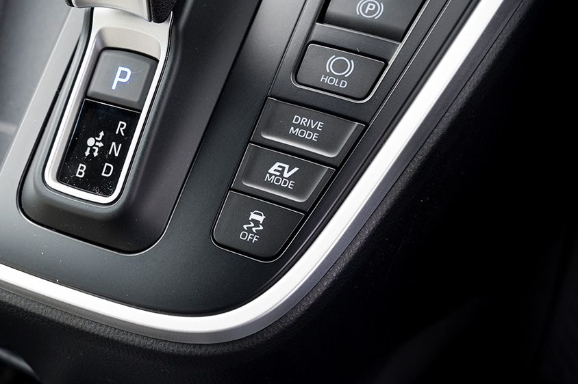 トヨタ ヴォクシーS-Z〈7人乗り／HEV／マッシブグレー〉（シフトレバー周辺スイッチ）